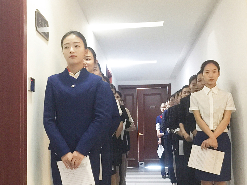 初試排隊女.jpg