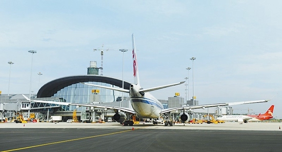 成都機(jī)場將改擴(kuò)建 新增50個(gè)停機(jī)位3個(gè)登機(jī)口391479_ 成都機(jī)場將改擴(kuò)建 新增50個(gè)停機(jī)位3個(gè)登機(jī)口